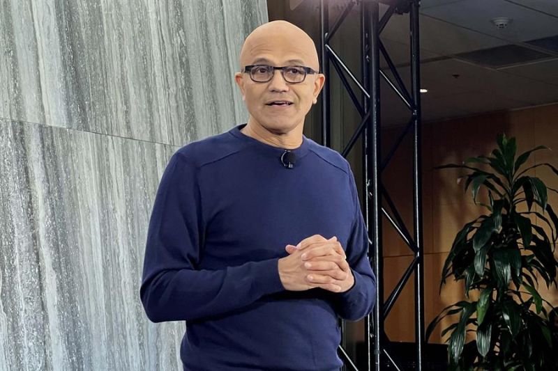 El director general de la tecnológica de Microsoft, Satya Nadella, habla durante una entrevista con EFE, el 7 de febrero de 2023, en la sede de la compañía en Redmond, Washington (EE.UU.). EFE/Sarah Yañéz-Richards