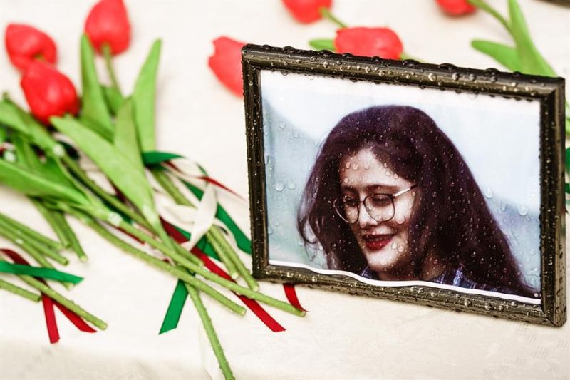 Foto de archivo de Mahsa Amini rodeada de flores. La muerte de esa joven tras ser detenida por la ahora suprimida policia de la moral desató una espiral de protestas en Irán que desde septiembre ha costado la vida a cientos de personas. EFE/EPA/CLEMENS BI