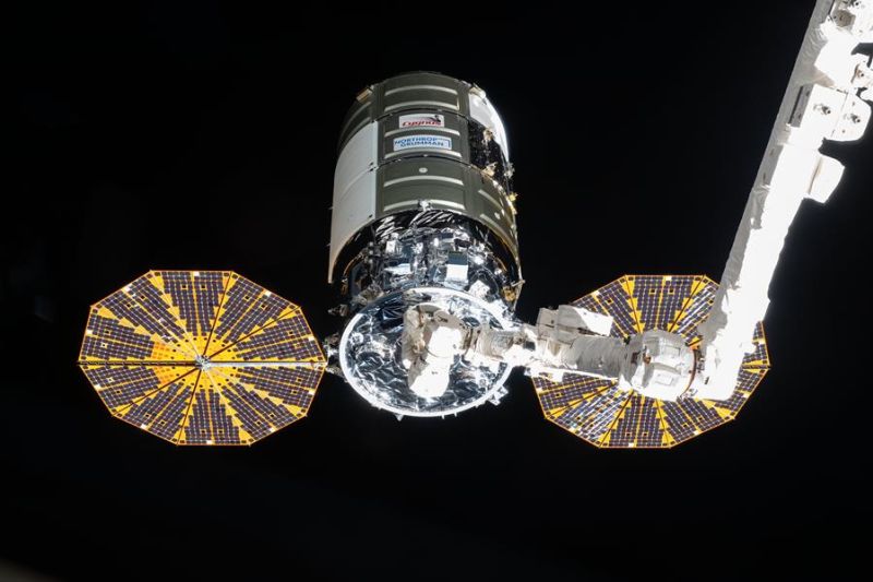 Fotografía cedida este jueves por la NASA que muestra el carguero espacial Cygnus de Northrop Grumman poco después de ser capturado en las empuñaduras del brazo robótico Canadarm2, operado por la ingeniera de vuelo de la NASA Megan McArthur.  01 - 031221
