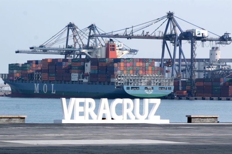 Fotografía de archivo fechada el 27 de agosto de 2019 que muestra a un contenedor en el Puerto de Veracruz (México).