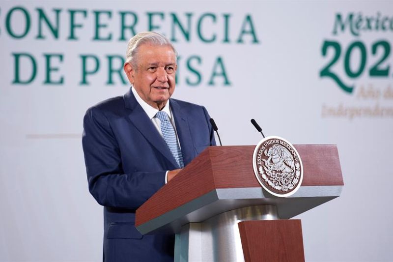 Fotografía cedida hoy por la presidencia de México del presidente Andrés Manuel López Obrador durante una rueda de prensa en Palacio Nacional, de la Ciudad de México (México).