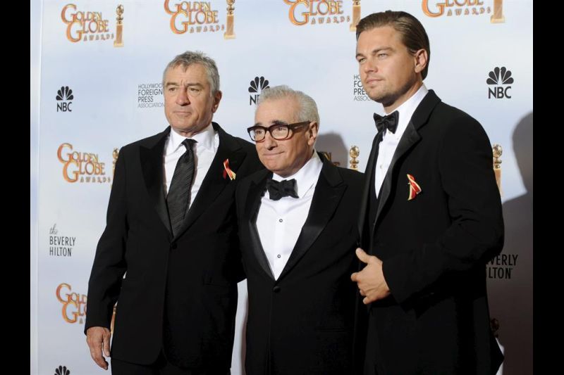 Fotografía de archivo en la que se registró al célebre cineasta estadounidense Martin Scorsese (c), en medio de los legendarios actores norteamericanos Leonardo DiCaprio (d) y Robert De Niro (i), en Los Ángeles (California, EE.UU.). EFE/Andrew Gombert