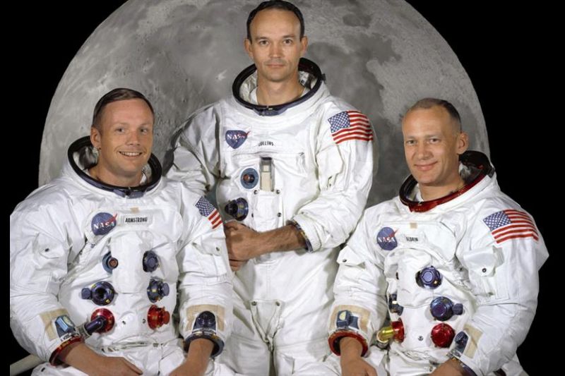 Fotografía cedida por la NASA de la foto oficial tomada el 1 de mayo de 1969 a la tripulación principal de la misión de aterrizaje lunar del Apolo 11, el comandante, Neil A. Armstrong, el piloto Michael Collins y piloto módulo lunar, Edwin E. Aldrin Jr.