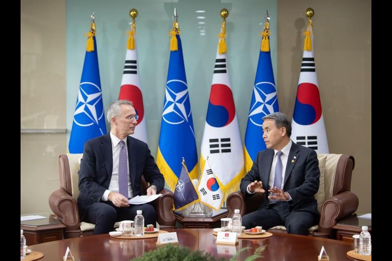 Imagen del secretario general de la OTAN, Jens Stoltenberg, (izq), con el el ministro de Defensa de Corea del Sur, Lee Jong-sup (dch). 01 300123