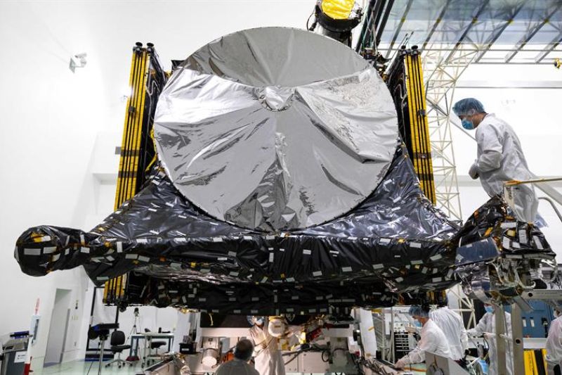 Fotografía de finales de julio cedida por la NASA donde aparecen unos miembros del equipo de la misión Psyche mientras preparan la nave espacial en una instalación cerca del Centro Espacial Kennedy de la NASA, en Florida. EFE/Kim Shiflett/NASA