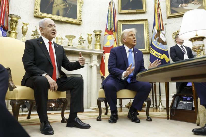 El primer ministro israelí, Benjamin Netanyahu (i), y el presidente de EE. UU., Donald J. Trump (d), hablan con reporteros en la Oficina Oval de la Casa Blanca en Washington, DC EFE/