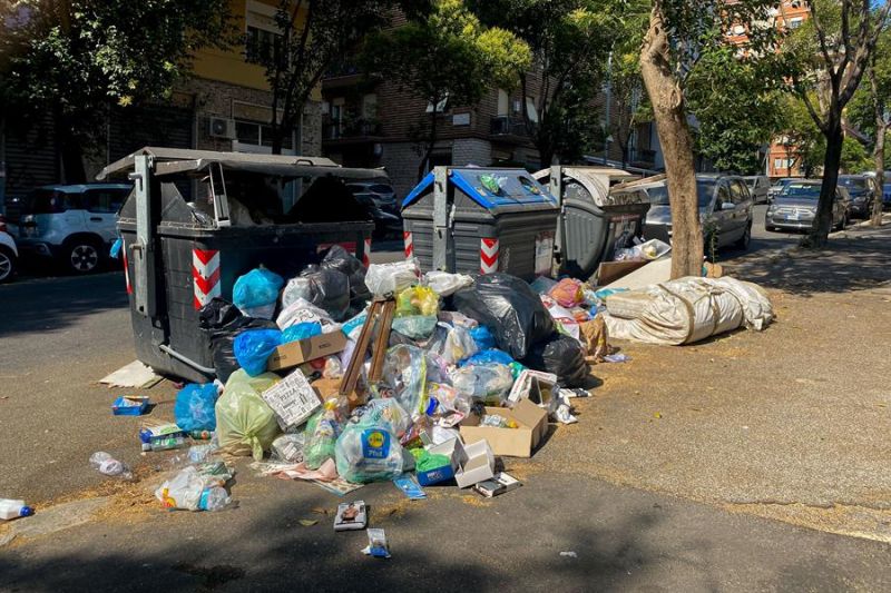 El gran problema de la capital italiana desde hace años sigue sin resolverse y en los meses más calurosos la emergencia es aún mayor y cada día quedan sin recoger cerca de mil toneladas de residuos. EFE/ Antonello Nusca