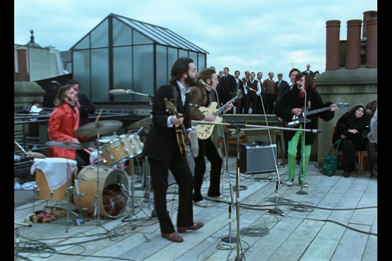 Captura cedida por Apple Corps Ltd. donde aparecen (i-d) Ringo Starr, Paul McCartney, John Lennon, y George Harrison durante una escena del docuemntal "The Beatles: Get Back" que estrenará Disney+ el 25 de noviembre. EFE/Apple Corps Ltd.