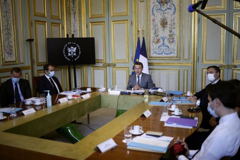 Imagen de archivo del presidente francés, Emmanuel Macron (c) rodeado de su equipo, en una videoconferencia con otros líderes internacionales.