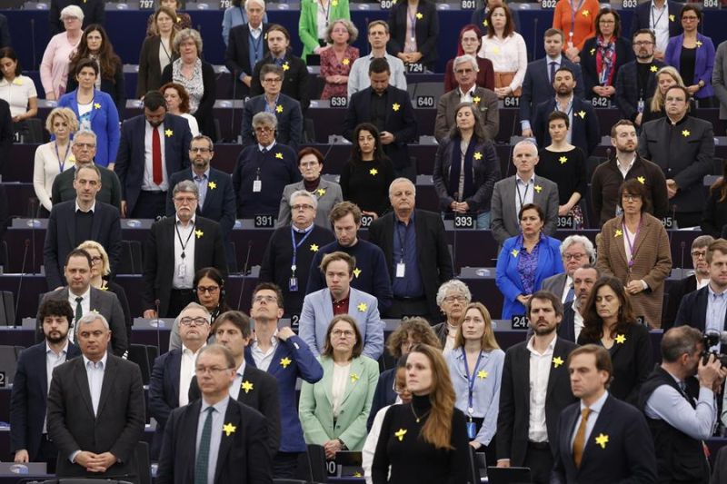 Miembros del Parlamento Europeo, con una flor amarilla en la solapa, guardan un minuto de silencio en recuerdo a las víctimas del levantamiento del gueto de Varsovia. EFE/EPA/JULIEN WARNAND 01 190423