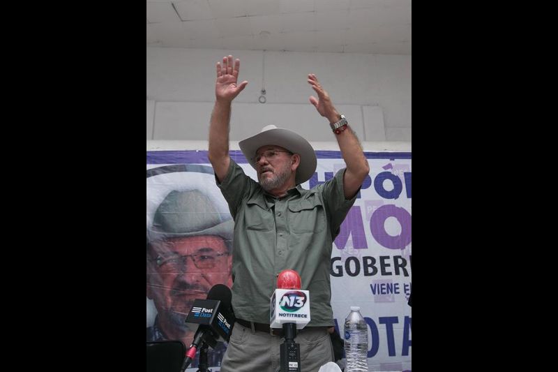 Fotografía de archivo del 5 de abril de 2021, donde se observa al fundador de los civiles Grupos de Autodefensas, Hipólito Mora, durante un acto protocolario en la ciudad de Morelia, en Michoacán (México). EFE/ Ivan Villanueva