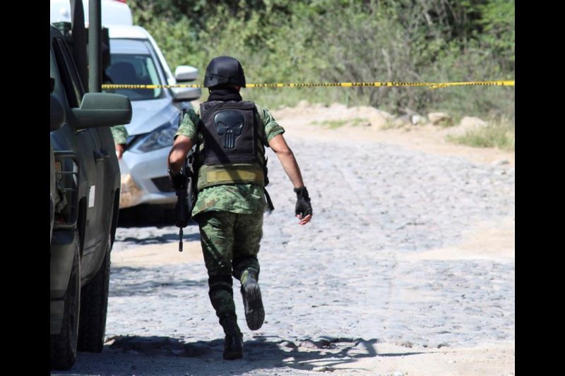 Efectivos de la Guardia Nacional continúan con operativos en la zona donde ocho personas resultaron muertas -un agente de la Guardia Nacional y siete civiles- tras enfrentamiento a tiros entre fuerzas federales y hombres armados, en Irapuato, Gto. México.