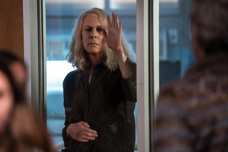 Fotograma de ayer 13 de octubre cedido por Universal Studios donde aparece la actriz Jamie Lee Curtis como Laurie Strode durante una escena de la película de terror "Halloween Kills" que se presenta este viernes en cines y la plataforma Peacock. EFE