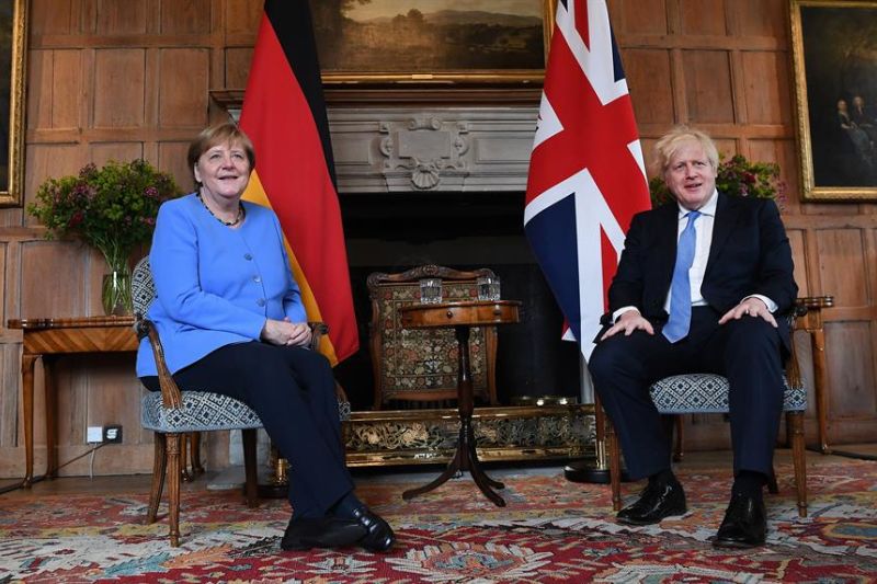 El primer ministro británico, Boris Johnson, y la canciller alemana, Angela Merkel.