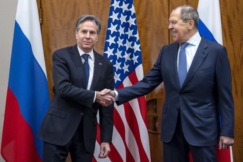El ministro de Asuntos Exteriores ruso, Serguéi Lavrov (i) y su homólogo estadounidense, Antony Blinken (d) se saludan, antes del comienzo de la reunión que celebran este viernes en Ginebra.