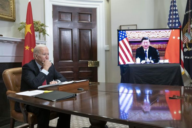 Imagen de archivo de una entrevista telemática entre el presidente de EEUU, Joe Biden, y el líder chino Xi Jinping, tomada en la Casa Blanca, en Washington. 01 030622