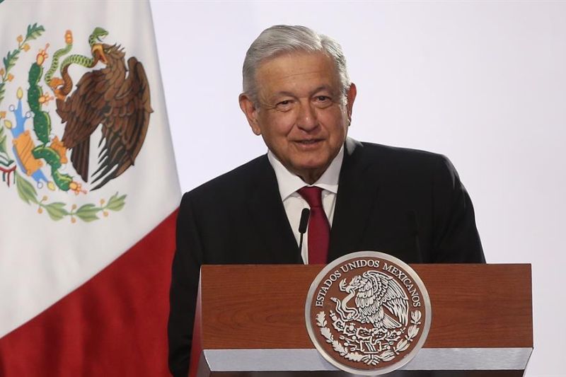 El presidente de México, Andrés Manuel López Obrador, rinde honores patrios este miércoles, durante su tercer informe de gobierno, en Palacio Nacional de la Ciudad de México.