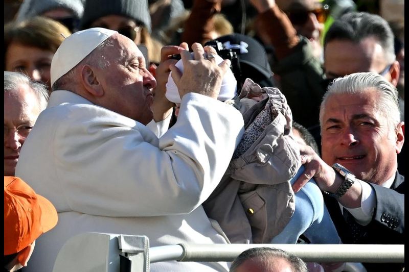 El papa Francisco durante la audiencia general celebrada en la plaza de San Pedro. EFE/EPA/ETTORE FERRARI 01 290323