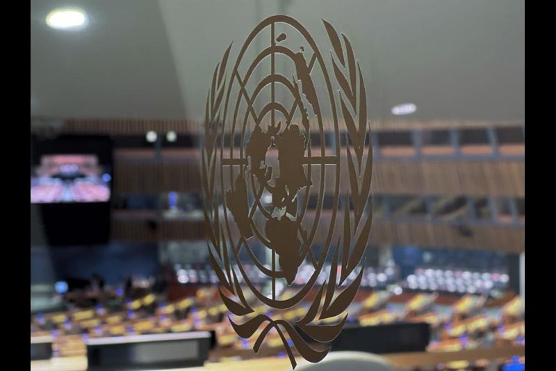El logotipo de las Naciones Unidas tiene como telón de fondo la Asamblea General, en una imagen de archivo. 01 250123