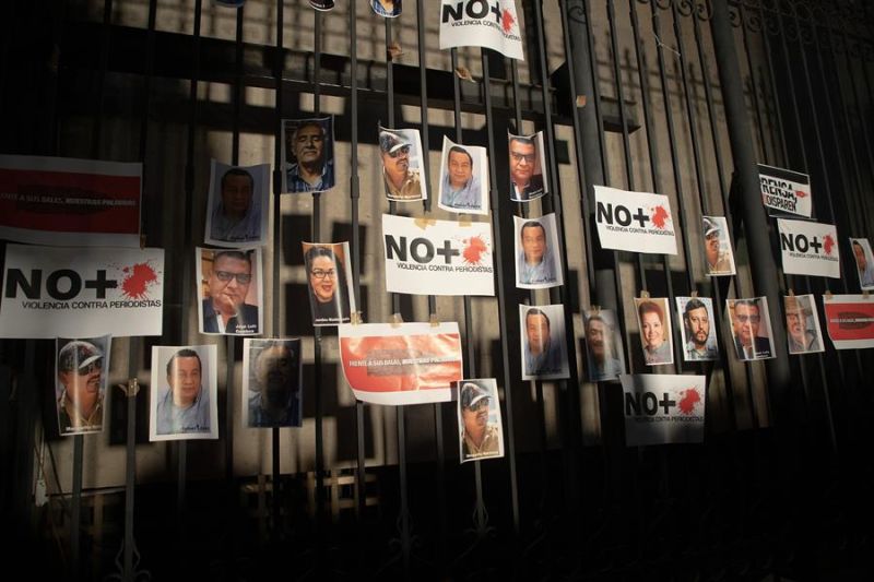 Fotografía de archivo, tomada el pasado 22 de febrero, en la que se registró un grupo de retratos de periodistas asesinados en México, pegados por compañeros, en una valla en la Secretaria de Gobernación, en la Ciudad de México (México). EFE/Isaac Esquive