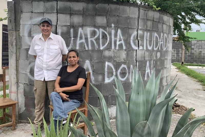 El líder de la "Guardia Ciudadana Vistas Terranova", Sergio Rey González, (i), acompañado de la silbatera, Sandra Elizabeth Briones (d), posan al termino de una entrevista con Efe, el 9 de septiembre de 2022, en el municipio de Juárez, en Nuevo León.