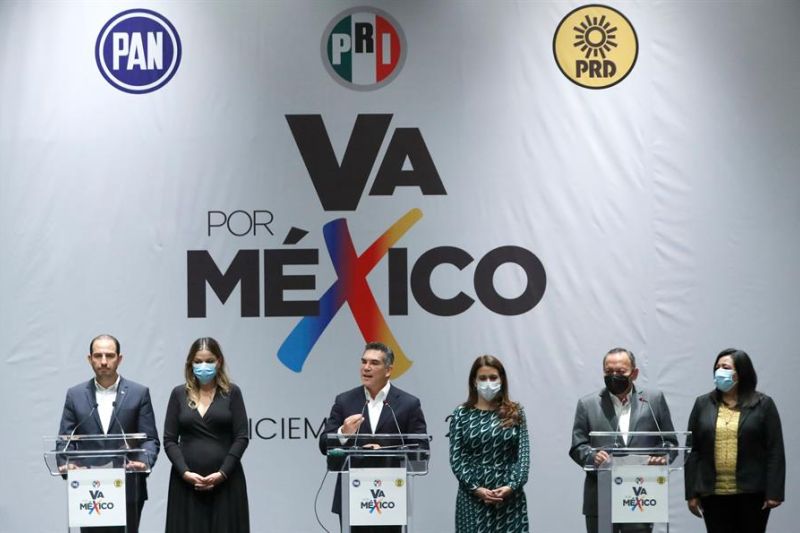 Presidente Nacional del PAN, Marko Cortés (i-d), secretaria general Cecilia Patron, presidente nacional del PRI, Alejandro Moreno, secretaria general, Carolina Viggiano, el presidente nacional del PRD, Jesús Zambrano y secretaria general Alejandra Díaz.