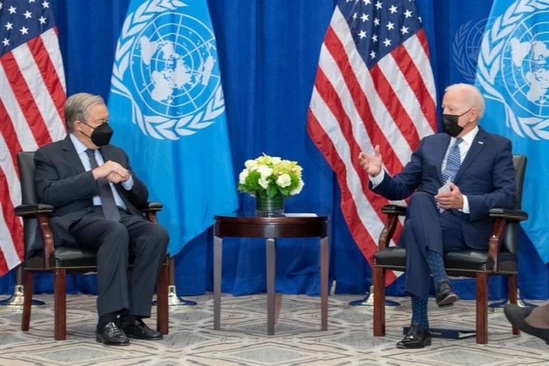 Foto cedida este lunes por la ONU en la que se registró a su secretario general, António Guterres (i), mientras conversa con el presidente de los Estados Unidos, Joseph R. Biden Jr., durante una reunión en la sede del organismo, en Nueva York (NY, EE.UU.)