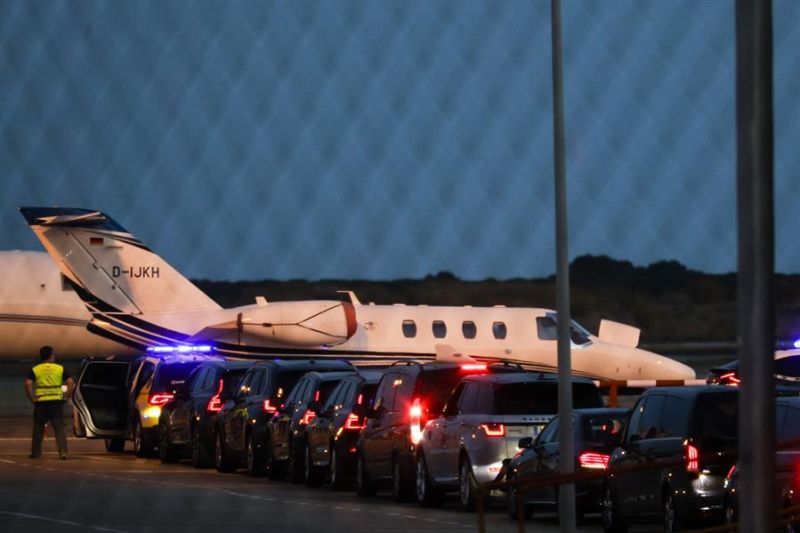 Varios coches esperan la llegada del expresidente de Estados Unidos, Barack Obama, y su mujer, Michelle Obama, en el aeropuerto de Barcelona donde han aterrizado este jueves por la noche para asistir al concierto de Bruce Springsteen. EFE/ Quique García
