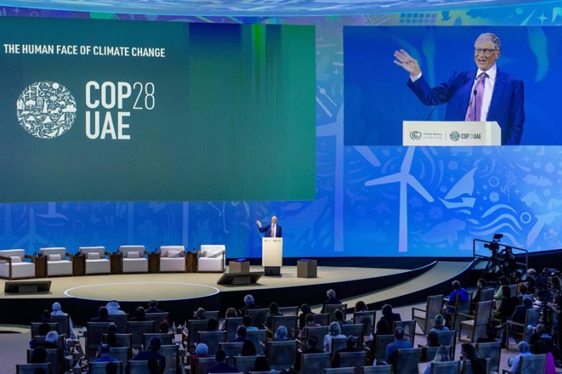 El copresidente de la Fundación Bill y Melinda Gates, Bill Gates, fue registrado este domingo, 3 de diciembre, al intervenir en la Conferencia de las Naciones Unidas sobre el Cambio Climático COP28, en Dubai (Emiratos Árabes Unidos). EFE/Martin Divisek 01