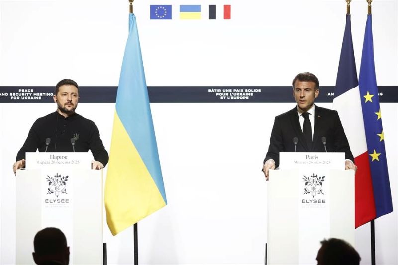 El presidente francés Emmanuel Macron (D) y el presidente ucraniano Volodymyr Zelensky (I) ofrecen una conferencia de prensa tras una reunión bilateral en el Palacio del Elíseo en París, Francia, 26 de marzo de 2025. 01270325