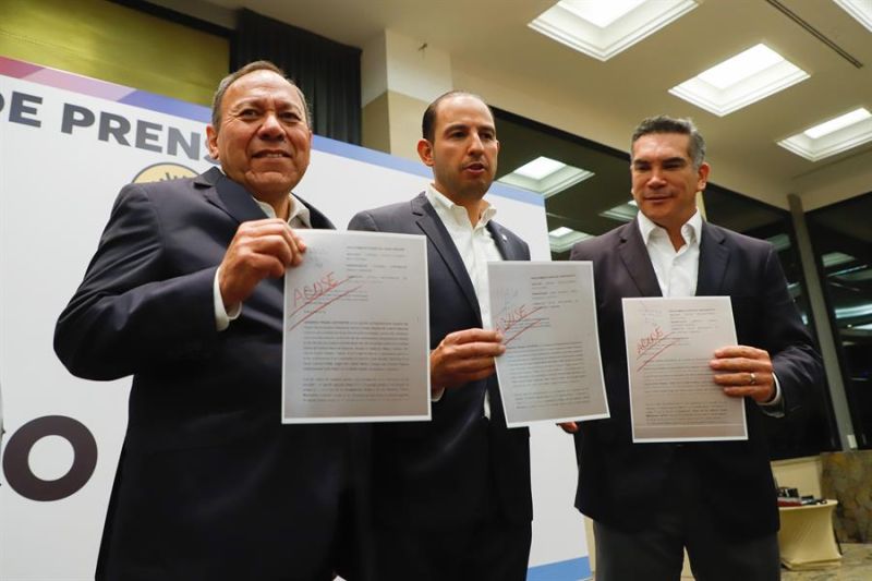 Los líderes nacionales de los partidos políticos Revolución Democrática (PRD) Jesús Zambrano (i), Acción Nacional (PAN), Marko Cortés (c), y Revolucionario Institucional (PRI), Alejandro Moreno (d).