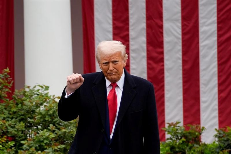El presidente de EE.UU., Donald Trump, hace gestos durante un anuncio arancelario en el Jardín de Rosas de la Casa Blanca en Washington, DC, EE.UU., 2 de abril de 2025. EFE/EPA/KENT NISHIMURA / POOL 01020425