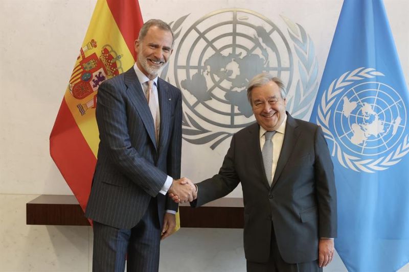 Fotografía cedida por la Casa Real española que muestra al rey de España, Felipe VI, mientras estrecha la mano del secretario general de las Naciones Unidas, el portugués António Guterres, hoy en Nueva York (EE.UU.). EFE/ José Jiménez