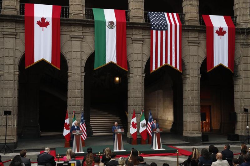 Los presidentes de México, Andrés Manuel López Obrador (c), de Estados Unidos, Joe Biden (i), y el primer ministro de Canadá, Justin Trudeau, ofrecen declaraciones ayer, en el Palacio Nacional en Ciudad de México (México). 01 011123