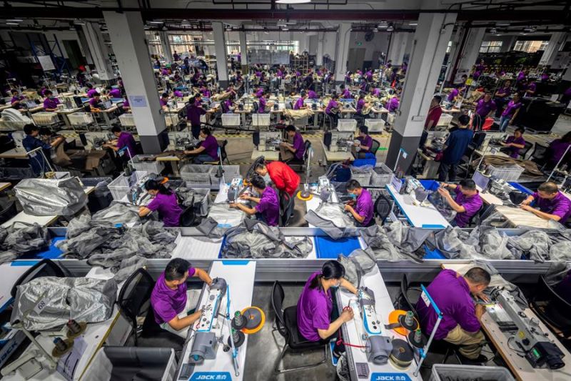 Numerosos empleados trabajan en una fábrica de productos para bebés en Dongguan (China).