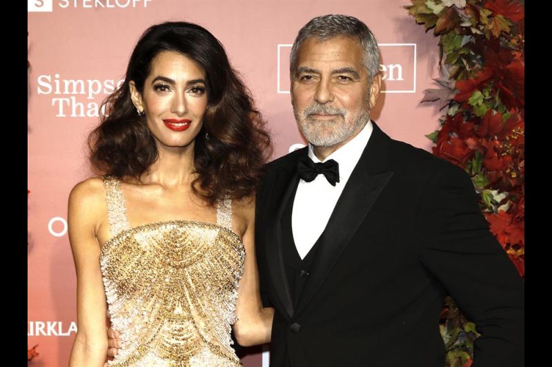 Imagen de George Clooney y su esposa Amal . EFE/EPA/PETER FOLEY
