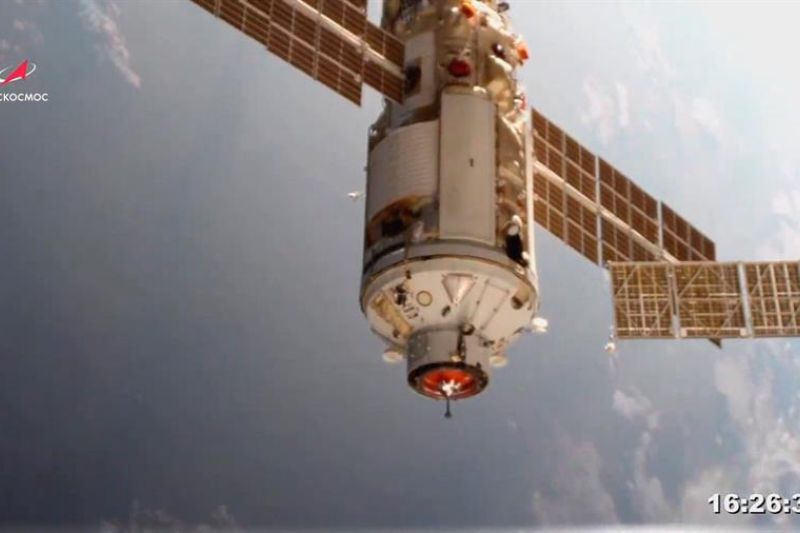 Imagen fija de la Corporación Espacial Estatal de Rusia ROSCOSMOS muestra el módulo de laboratorio multipropósito de Nauka acoplado a la Estación Espacial Internacional (ISS), el 29 de julio de 2021.