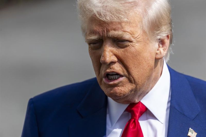 El presidente de EE. UU. Donald Trump habla con los medios en el jardín sur de la Casa Blanca, en Washington, DC, EE. UU., 03 de abril de 2025. EFE/SHAWN THEW