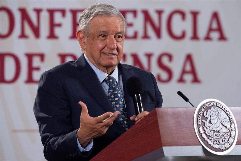 Fotografía cedida este jueves por la presidencia de México, del mandatario mexicano Andrés Manuel López Obrador, durante una rueda de prensa matutina en Palacio Nacional de Ciudad de México.