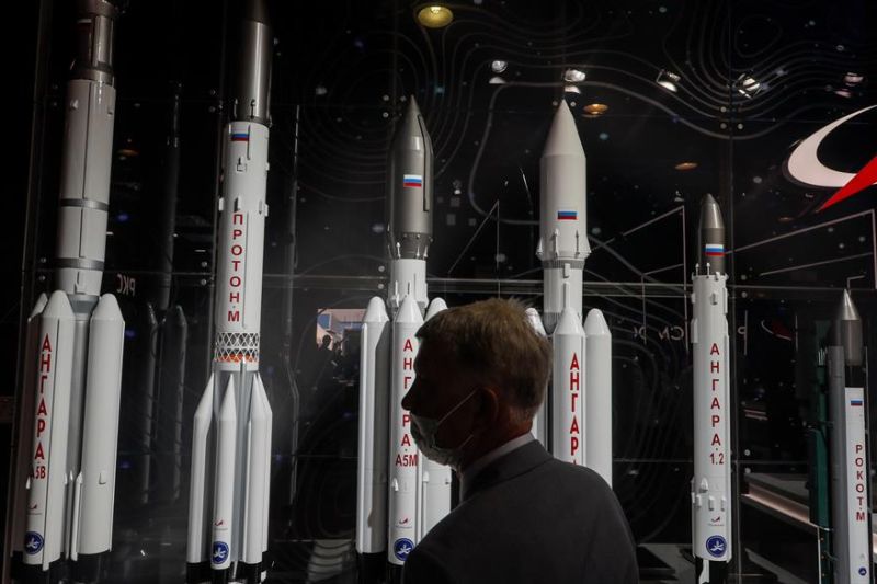 Un visitante contemplaba distintos diseños de cohetes espaciales rusos de Roscosmos, la Corporación Estatal de Actividades Espaciales de Rusia, en el Salón Internacional de Aviación y Espacio MAKS 2021.
