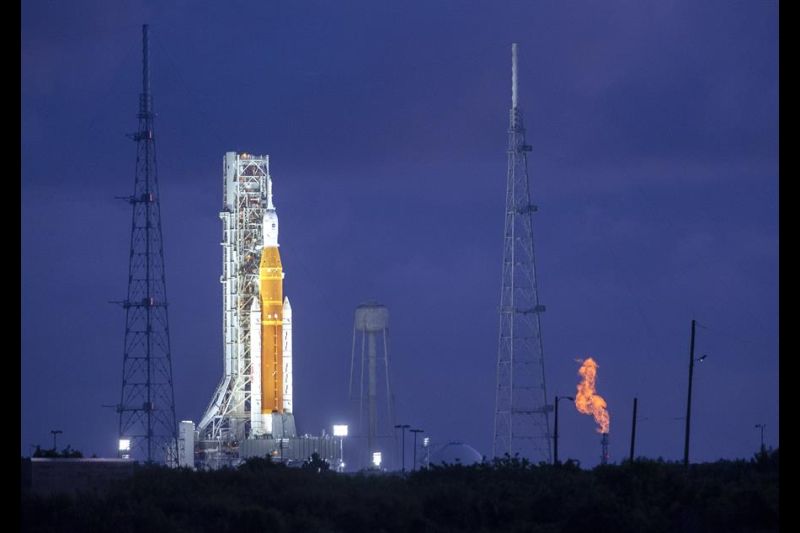 Registro de este lunes, 29 de agosto, del cohete SLS con la cápsula Orión en su cúspide, que hacen parte de la misión Artemis I, la primera misión tripulada a la Luna de la NASA desde el Apolo 17 en 1972, en la plataforma 39B del Centro Espacial Kennedy.