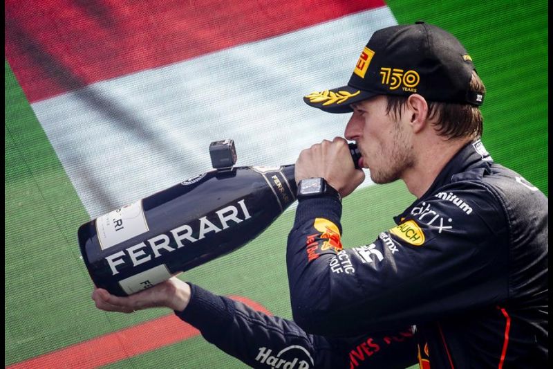 El neerlandés Max Verstappen (Red Bull), que puede revalidar su título de campeon del mundo de Fórmula Uno el próximo domingo en Suzuka (Japón); en una imagen de archivo después de ganar el Gran Premio de los Países Bajos. EFE/EPA/SEM VAN DER WAL