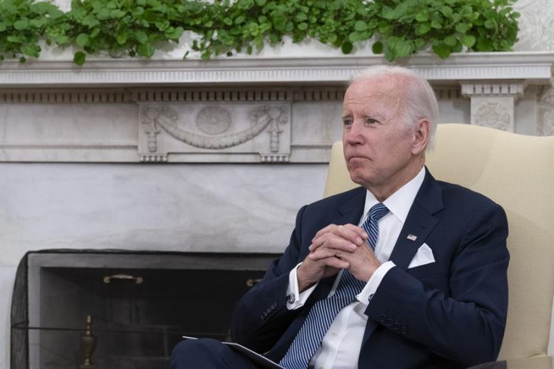 El presidente de Estados Unidos, Joe Biden, permanece en el Despacho Oval en la Casa Blanca, en Washington (EE.UU.), este 12 de julio de 2022.