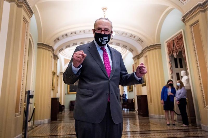 El líder de la mayoría demócrata en el Senado de EE.UU., Chuck Schumer, camina por el Capitolio tras la votación del plan de infraestructuras, este 10 de agosto de 2021, en Washington. 