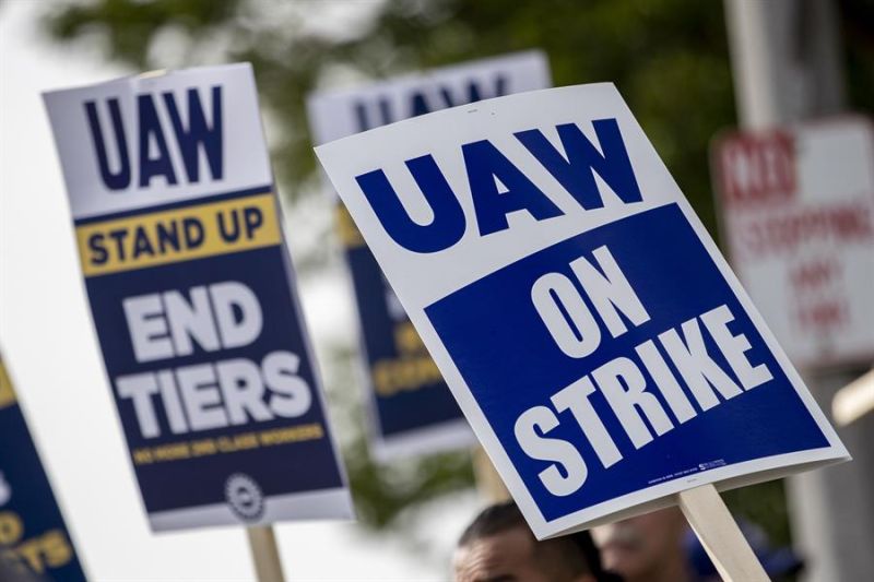 Imagen de archivo de carteles de protesta de miembros del sindicato UAW (United Auto Workers). EFE/EPA/ETIENNE LAURENT