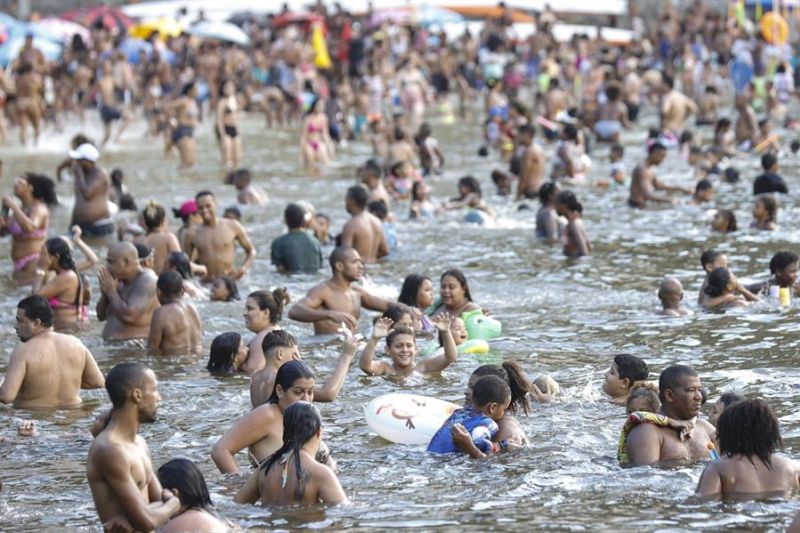 Fotografía de archivo en donde se ven bañistas que se refrescan en la playa de Urca, en Río de Janeiro (Brasil). EFE/ André Coelho