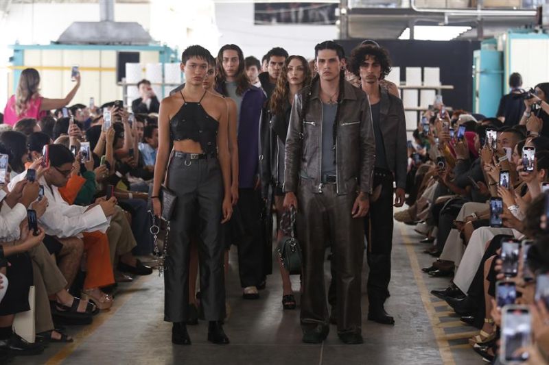 Modelos lucen prendas de la colección "Éxodo" de los diseñadores mexicanos Emilio de Anda y David Hernández hoy, durante el Mercedes Benz Fashion Week 2023, realizado en Guadalajara, Jalisco (México). EFE/ Francisco Rodríguez