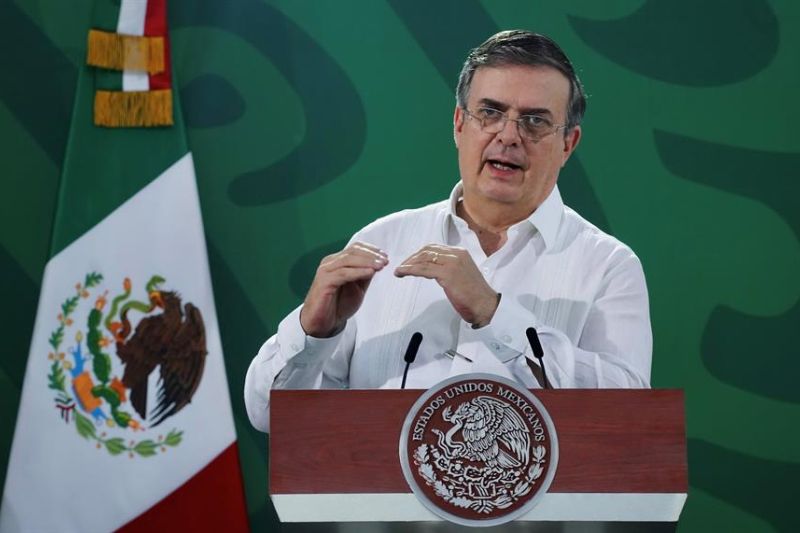 Fotografía cedida por la Presidencia de México donde aparece el secretario de Relaciones Exteriores, Marcelo Ebrard, mientras habla durante una rueda de prensa hoy, en Veracruz (México). EFE/ Presidencia de México