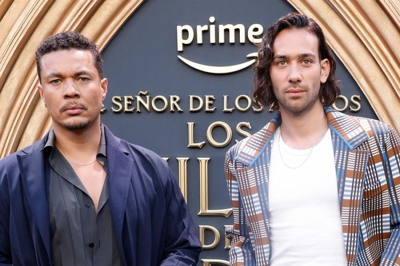 Los actores Maxim Baldry (d) e Ismael Cruz Córdoba (i) posan para la Agencia EFE con motivo de la segunda temporada de la serie de Prime 'El señor de los Anillos. El poder del Anillo'. EFE/ J.P. Gandul