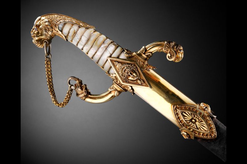 Un sable utilizado por Napoleón Bonaparte durante todo su período como emperador fue subastado en casi 4,7 millones de euros, anunció este viernes la casa de subastas parisina Drouot. EFE/ Drouot